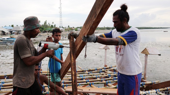 Selain memancing ikan laut, sebagaian masyarakat di Pulau Selaru, Kepulauan Tanimbar, Maluku, juga membuat apung. Yuk lihat cara pembuatannya.