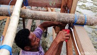 Butuh puluhan kubik kayu serta ratusan batang bambu berkualitas untuk pembuatan bagan tersebut.