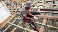 Beberapa warga sedang membuat bagan apung di Pulau Selaru, Kabupaten Kepulauan Tanimbar, Maluku.