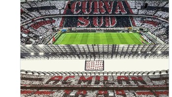 Korea para tifosi AC Milan sebelum pertandingan dimulai, mencoba meneror pemain Juventus dengan aksi kreatifnya. Foto: Twitter