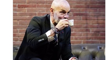 Meme Pelatih AC Milan ngopi dulu lawan Juventus. Foto: Twitter