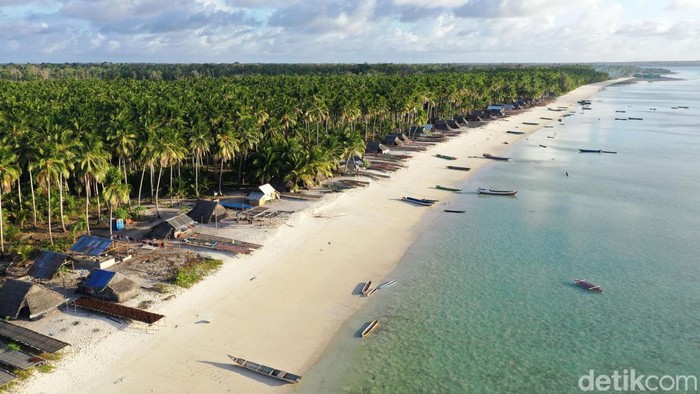 Masyarakat Desa Adaut, Tanimbar, punya tradisi merantau yang unik. Mereka merantau meninggalkan rumah untuk tinggal di pesisir pantai. Tradisi itu disebut sebagai tnyafar.