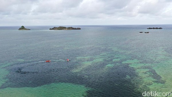 Pantai Weluan bisa dicapai dengan jalur darat kurang lebih sekitar 10 menit. Anda yang tidak membawa kendaraan pribadi bisa juga naik ojek. Biasanya ongkosnya sekitar 20 ribu rupiah. Pantai Weluan bisa dicapai dengan jalur darat kurang lebih sekitar 10 menit. Anda yang tidak membawa kendaraan pribadi bisa juga naik ojek. Biasanya ongkosnya sekitar 20 ribu rupiah.Â