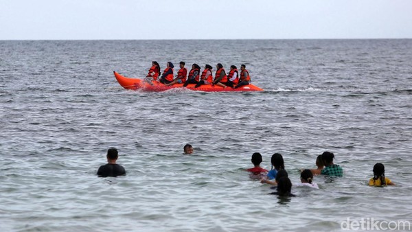 Ada juga water sport banana boat. 