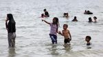 Menikmati Keindahan Pantai Weluan di Saumlaki