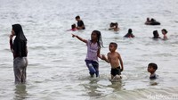 Banyak aktivitas yang bisa dilakukan wisatawan di sini, di antaranya bermain air, bermain pasir, dan bermain bola.