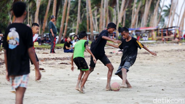 Menikmati Keindahan Pantai Weluan di Saumlaki Pantai Weluan berlokasi di timur Kota Saumlaki, tepatnya di sebelah barat Desa Olilit lama. Daya tarik utama dari pantai ini adalah luas pesisirnya yang sangat indah dipandang mata.