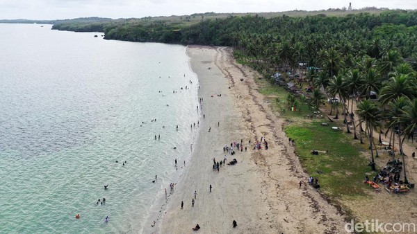 Pantai Weluan berlokasi di timur Kota Saumlaki, tepatnya di sebelah barat Desa Olilit lama. Daya tarik utama dari pantai ini adalah luas pesisirnya yang sangat indah dipandang mata. Pantai Weluan berlokasi di timur Kota Saumlaki, tepatnya di sebelah barat Desa Olilit lama. Daya tarik utama dari pantai ini adalah luas pesisirnya yang sangat indah dipandang mata.