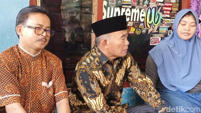 Menko PMK Muhadjir Effendy saat mengunjungi korban tragedi Kanjuruhan ke Probolinggo