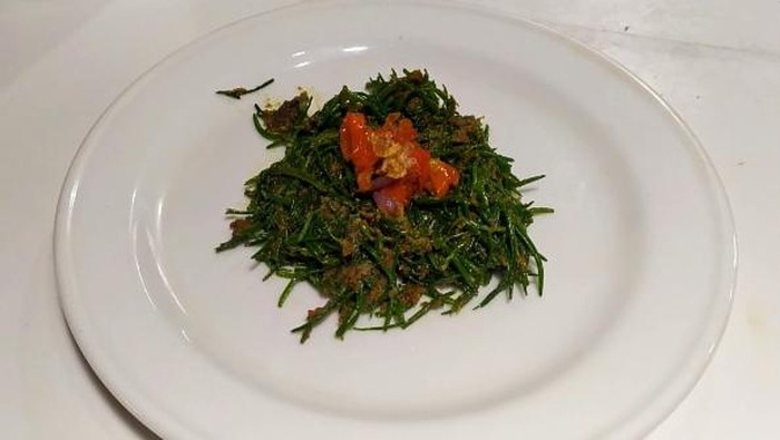 Menu sayur urap alur yang menjadi makanan khas Desa Budeng, Jembrana Bali.