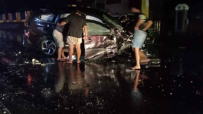 Mobil menabrak tiang di Bone
