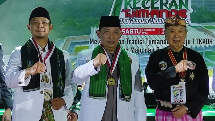 Momen Kapolri Hadiri Tradisi Keceran di Banten Kapolri Jenderal Listyo Sigit Prabowo menghadiri Tradisi Keceran di Banten, Sabtu (8/10) malam. Tradisi ini digelar dalam rangka memperingati Milad ke-70 Kesti TTKKDH.