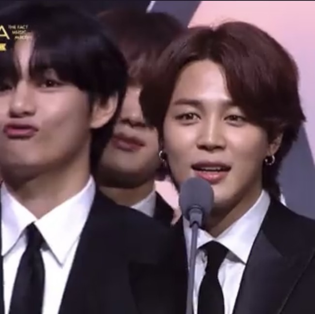 Grup KPop yang telah mendunia itu berhasil menyabet tujuh penghargaan sekaligus di The Fact Music Awards 2022. Dimulai dari penghargaan Idol+ Popularity, Artist of the Year, Fan N Star Most Voted Singer, Fan N Star Choice Singer, Fan N Star Choice (Individual) yang dimenangkan Jin BTS, Global Fan N Star, dan Daesang. Foto: Instagram