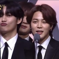 Grup KPop yang telah mendunia itu berhasil menyabet tujuh penghargaan sekaligus di The Fact Music Awards 2022. Dimulai dari penghargaan Idol+ Popularity, Artist of the Year, Fan N Star Most Voted Singer, Fan N Star Choice Singer, Fan N Star Choice (Individual) yang dimenangkan Jin BTS, Global Fan N Star, dan Daesang. Foto: Instagram