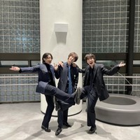 Jin BTS pun membagikan foto bersama J-Hope dan Jungkook di belakang panggung. Aura bahagia terpancar dari para personel yang bertemu kembali setelah sekian lama. Foto: Instagram