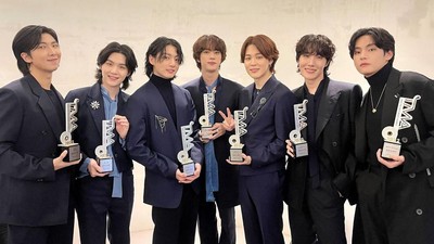 8 Momen Reuni BTS di The Fact Music Awards, Aksi Jin Diangkat Bikin Ngakak