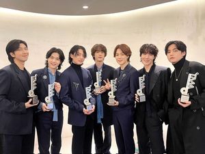8 Momen Reuni BTS di The Fact Music Awards, Aksi Jin Diangkat Bikin Ngakak