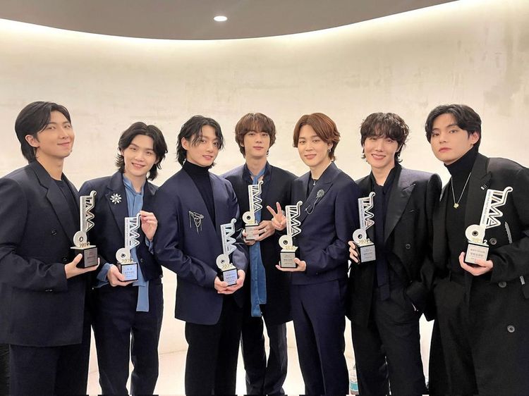 8 Momen Reuni BTS di The Fact Music Awards, Aksi Jin Diangkat Bikin Ngakak