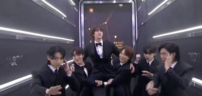 Grup KPop yang telah mendunia itu berhasil menyabet tujuh penghargaan sekaligus di The Fact Music Awards 2022. Dimulai dari penghargaan Idol+ Popularity, Artist of the Year, Fan N Star Most Voted Singer, Fan N Star Choice Singer, Fan N Star Choice (Individual) yang dimenangkan Jin BTS, Global Fan N Star, dan Daesang. Foto: Instagram