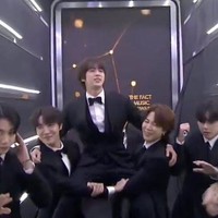 Grup KPop yang telah mendunia itu berhasil menyabet tujuh penghargaan sekaligus di The Fact Music Awards 2022. Dimulai dari penghargaan Idol+ Popularity, Artist of the Year, Fan N Star Most Voted Singer, Fan N Star Choice Singer, Fan N Star Choice (Individual) yang dimenangkan Jin BTS, Global Fan N Star, dan Daesang. Foto: Instagram