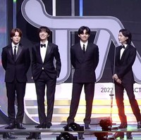 Saat merayakan hari jadi kesembilan, Senin (13/6/2022) lalu, BTS mengumumkan ‘hiatus’ di mana personelnya akan menghentikan aktivitas grup dan fokus berkarier solo. Kini penggemar merasa terharu karena kembali melihat kebersamaan ketujuh personel di acara The Fact Music Awards pada Sabtu (8/10/2022) kemarin. Foto: Instagram