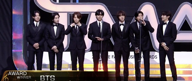 Grup KPop yang telah mendunia itu berhasil menyabet tujuh penghargaan sekaligus di The Fact Music Awards 2022. Dimulai dari penghargaan Idol+ Popularity, Artist of the Year, Fan N Star Most Voted Singer, Fan N Star Choice Singer, Fan N Star Choice (Individual) yang dimenangkan Jin BTS, Global Fan N Star, dan Daesang. Foto: Instagram