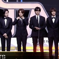 Grup KPop yang telah mendunia itu berhasil menyabet tujuh penghargaan sekaligus di The Fact Music Awards 2022. Dimulai dari penghargaan Idol+ Popularity, Artist of the Year, Fan N Star Most Voted Singer, Fan N Star Choice Singer, Fan N Star Choice (Individual) yang dimenangkan Jin BTS, Global Fan N Star, dan Daesang. Foto: Instagram