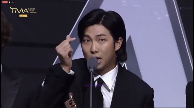 Pidato RM BTS saat menerima salah satu penghargaan pun viral karena disampaikan dalam bahasa Inggris. “Shout out to all the ARMYs out there: Asia, Africa, South [and] North America, Australia, Pacific, anywhere, Africa. Anywhere.” Foto: Instagram