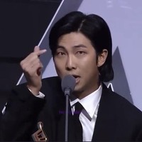 Pidato RM BTS saat menerima salah satu penghargaan pun viral karena disampaikan dalam bahasa Inggris. “Shout out to all the ARMYs out there: Asia, Africa, South [and] North America, Australia, Pacific, anywhere, Africa. Anywhere.” Foto: Instagram