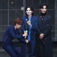 Pidato RM BTS saat menerima salah satu penghargaan pun viral karena disampaikan dalam bahasa Inggris. “Shout out to all the ARMYs out there: Asia, Africa, South [and] North America, Australia, Pacific, anywhere, Africa. Anywhere.” Foto: Instagram