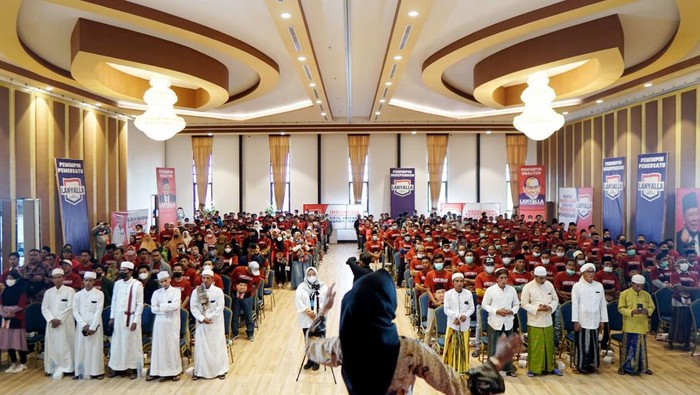 Moment Maulid Nabi, Masyarakat Pamekasan Deklarasikan Dukung LaNyalla Ketua DPD RI LaNyalla Mattalitti kembali mendapat dukungan masyarakat untuk maju dalam Pilpres 2024, kali ini giliran Masyarakat Pamekasan mendeklarasikan LaNyalla Mattalitti maju sebagai capres 2024, LaNyalla dinilai figur yang paling tepat untuk melanjutkan kepemimpinan Jokowi, agenda ini terselenggara di Hotel Odaita, Jalan Raya Sumenep Pamekasan, Minggu (9/10/2022).