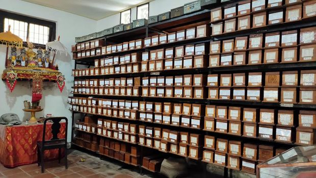 Museum Gedong Kirtya, Berlokasi di Jalan Veteran, Kelurahan Paket Agung, Kecamatan Buleleng, Bali dikenal sebagai museum lontar tertua di Bali.