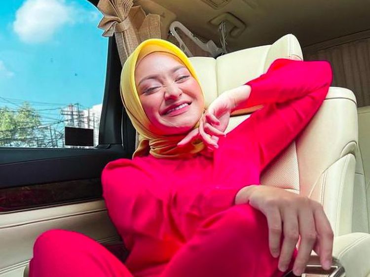 Warna-warni Nathalie Holscher