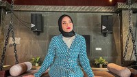 Nathalie Holscher kerap tampil dengan baju berwarna. (Foto: Instagram)