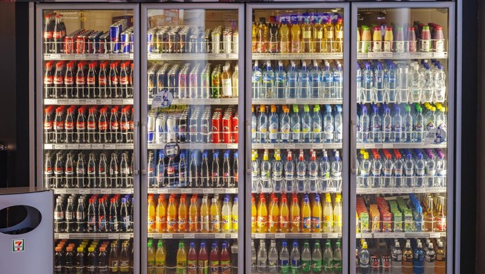Ngakak! Ada Larangan Ganggu Orang Saat Berdiri di Depan Kulkas Minimarket