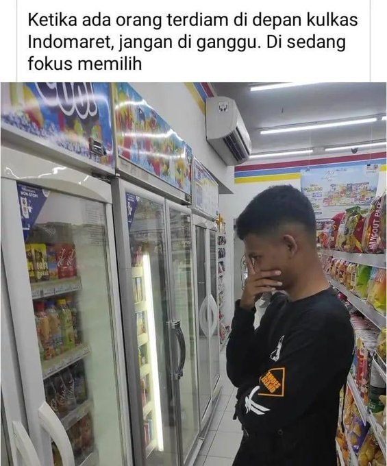 Ngakak! Ada Larangan Ganggu Orang Saat Berdiri di Depan Kulkas Minimarket
