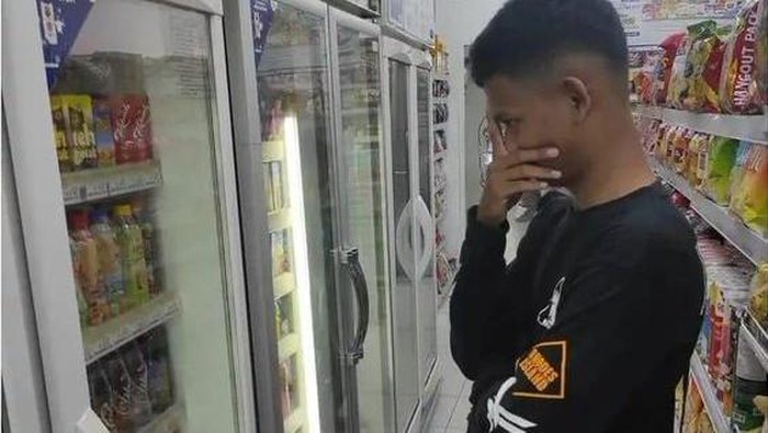 Ngakak! Ada Larangan Ganggu Orang Saat Berdiri di Depan Kulkas Minimarket