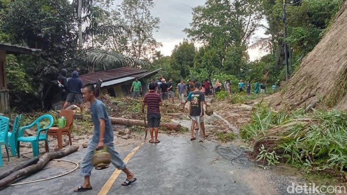 Bencana longsor terjadi di Kota Palopo, Sulawesi Selatan (Sulsel) gegara tingginya intensitas hujan di wilayah tersebut.