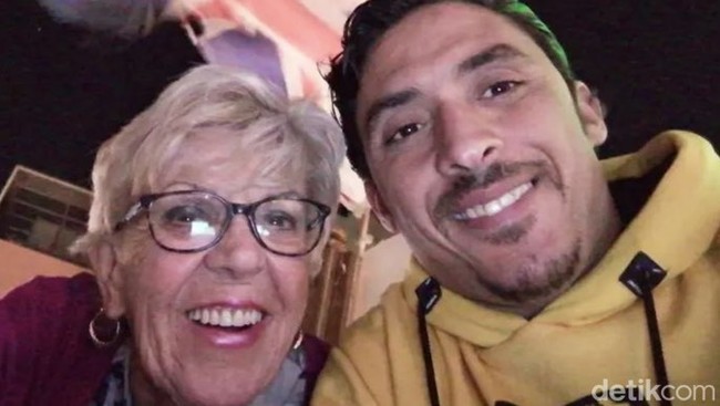 Mohamed sendiri saat ini bekerja sebagai satpam di Inggris. Dia bisa pindah ke Inggris karena menikah dengan Iris. Angela meminta wanita tua di Inggris untuk berhati-hati pada Mohamed karena visanya akan segera habis di bulan Juni, sehingga dia akan segera mencari mangsa baru. 