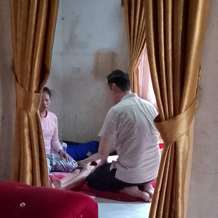 Pasien Sumiati saat ditemui oleh dokter saraf RSUD Dompu di rumahnya beberapa waktu lalu.