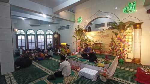 Pembacaan selawat dalam rangkaian perayaan Maulid Nabi di Masjid Agung Al Mujahidin, Tabanan, Bali, Minggu (9/10/2022) sore.