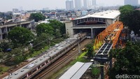 Sejumlah pekerja sedang membangun jembatan penyeberangan orang atau Skywalk di Kebayoran Lama, Jakarta Selatan, Minggu (9/10/2022).