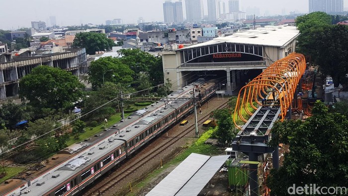 Pembangunan Skywalk Kebayoran Lama Jakarta Proyek pembangunan jembatan penyeberangan orang atau Skywalk Kebayoran Lama tengah berjalan. Proyek ini dijalankan sebagai langkah pemerintah dalam menciptakan sistem transportasi terintegrasi di ibu kota.