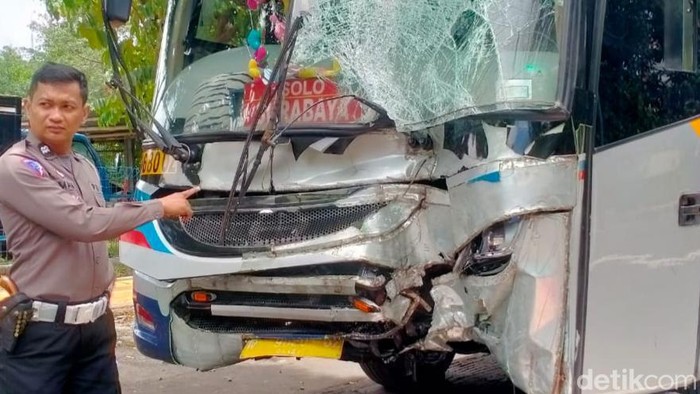 Penampakan bus yang hantam tiang traffic light di jalan lingkar selatan Klasis, Klaten.