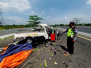 Pikap Muat Mentimun Tabrak Guardrail Tol Gempol-Pasuruan, 1 Penumpang Tewas