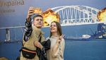 Poster Jembatan Crimea Meledak Jadi Sasaran Selfie Warga Ukraina