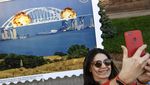 Poster Jembatan Crimea Meledak Jadi Sasaran Selfie Warga Ukraina