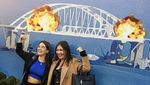 Poster Jembatan Crimea Meledak Jadi Sasaran Selfie Warga Ukraina