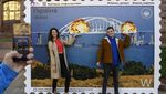 Poster Jembatan Crimea Meledak Jadi Sasaran Selfie Warga Ukraina