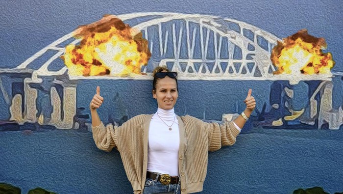 Poster Jembatan Crimea Meledak Jadi Sasaran Selfie Warga Ukraina Warga Ukraina ramai-ramai mendatangi poster bergambar Jembatan Crimea yang meledak. Mereka pun langsung selfie dengan latar belakang poster tersebut.